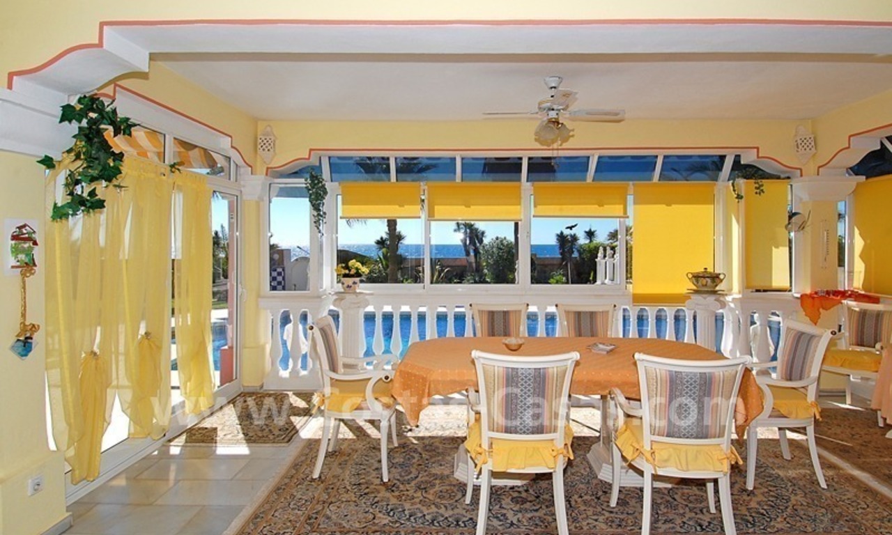 Villa situada en primera línea de playa a la venta en Marbella este 12