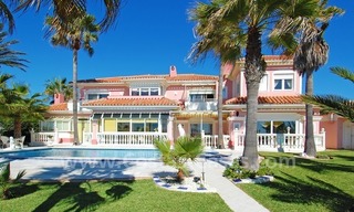 Villa situada en primera línea de playa a la venta en Marbella este 4