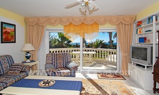 Villa situada en primera línea de playa a la venta en Marbella este 15
