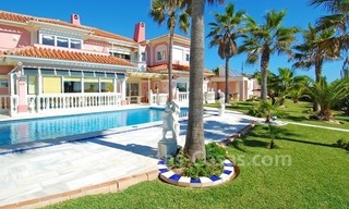 Villa situada en primera línea de playa a la venta en Marbella este 5