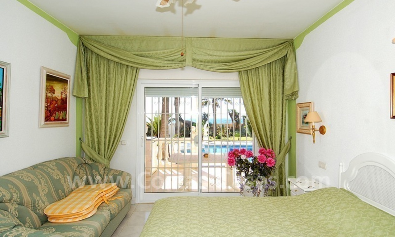 Villa situada en primera línea de playa a la venta en Marbella este 16