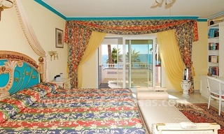 Villa situada en primera línea de playa a la venta en Marbella este 18
