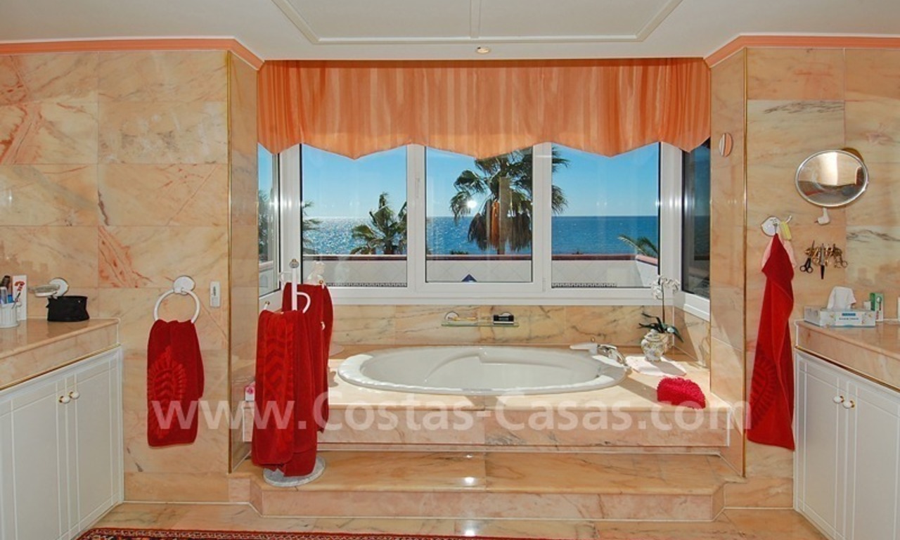 Villa situada en primera línea de playa a la venta en Marbella este 19