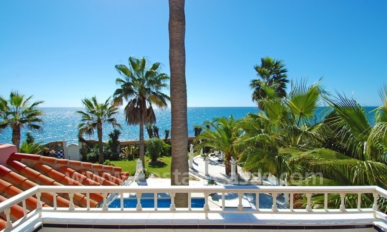 Villa situada en primera línea de playa a la venta en Marbella este 21