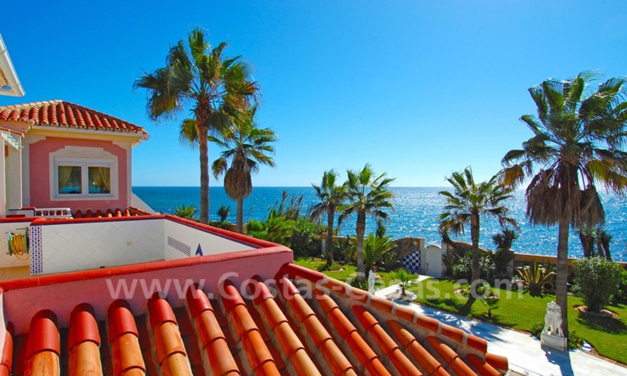 Villa situada en primera línea de playa a la venta en Marbella este 22