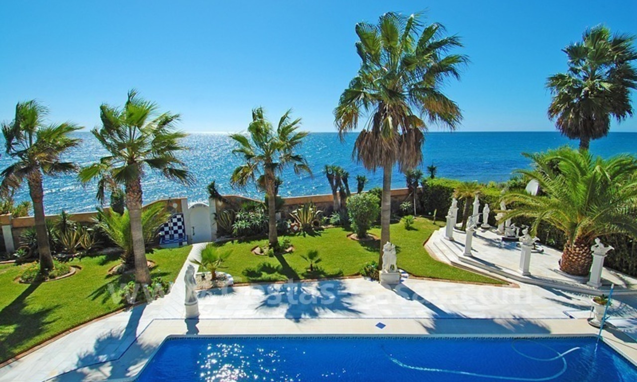 Villa situada en primera línea de playa a la venta en Marbella este 0