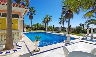 Villa situada en primera línea de playa a la venta en Marbella este 7