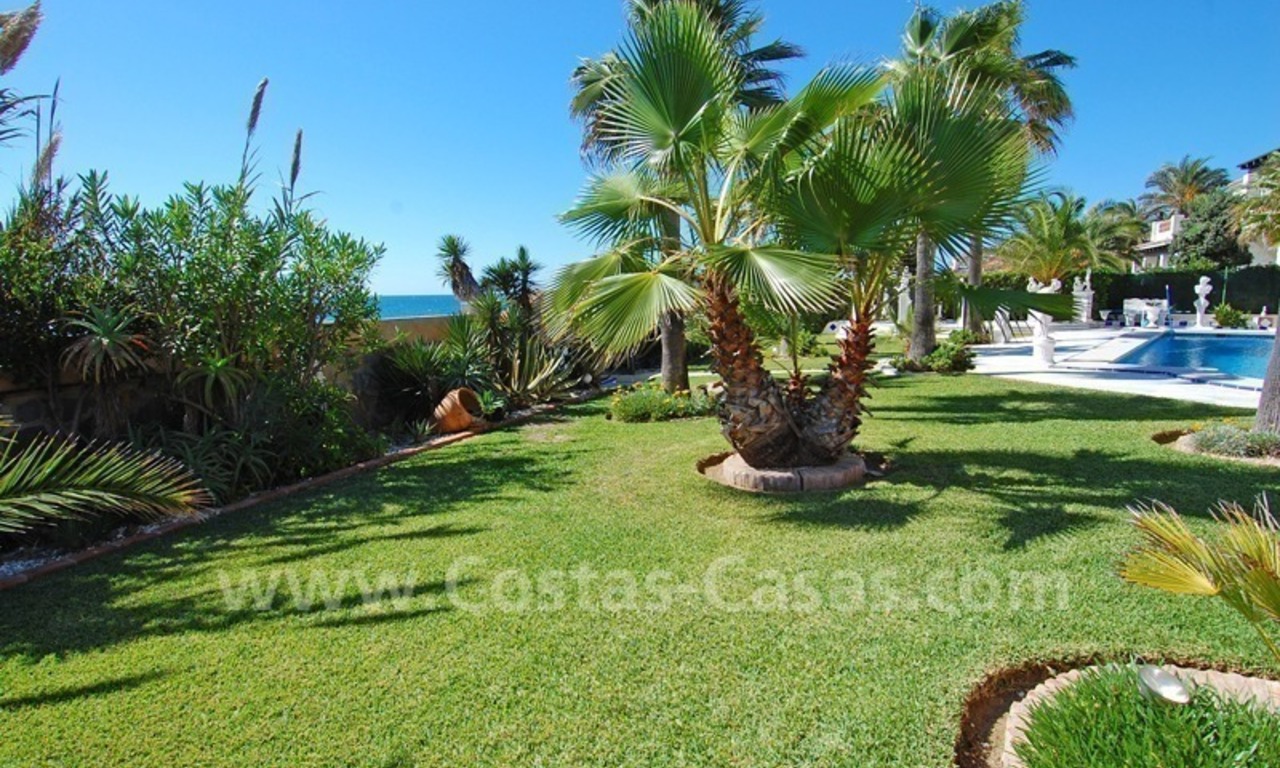 Villa situada en primera línea de playa a la venta en Marbella este 8