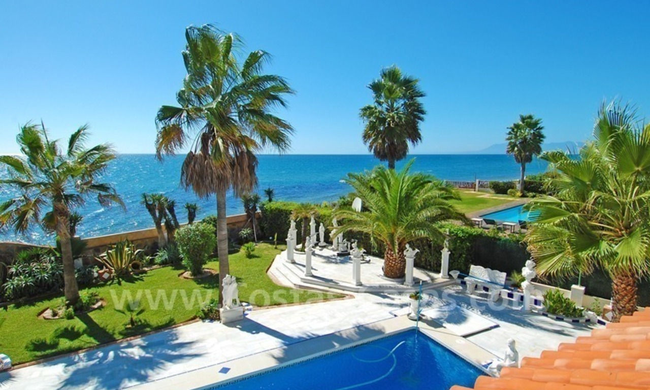 Villa situada en primera línea de playa a la venta en Marbella este 1