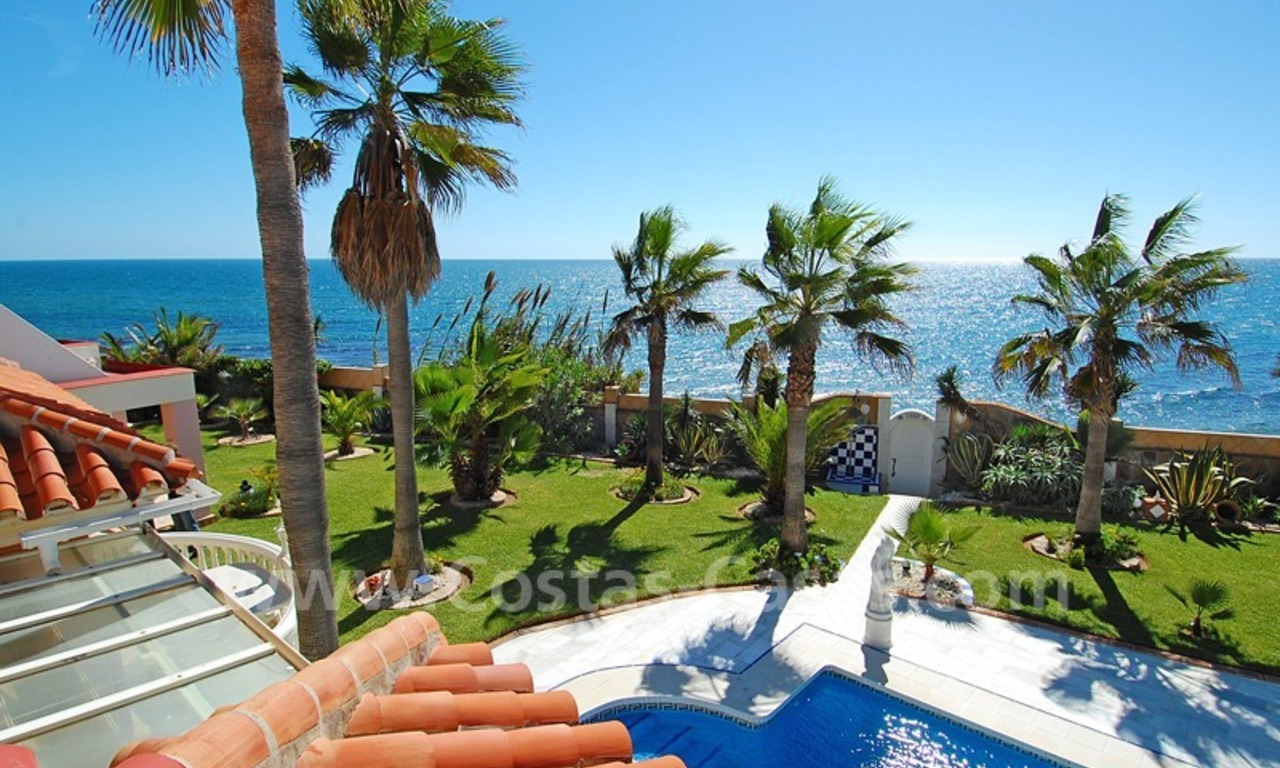 Villa situada en primera línea de playa a la venta en Marbella este 2