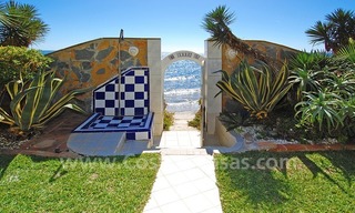 Villa situada en primera línea de playa a la venta en Marbella este 3