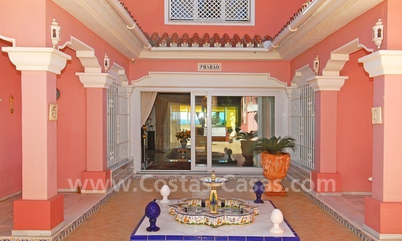 Villa situada en primera línea de playa a la venta en Marbella este 9