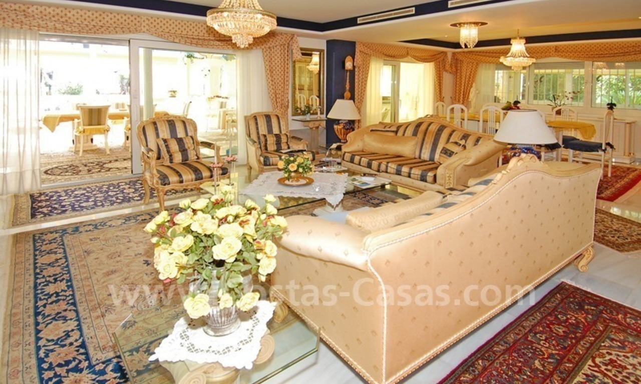 Villa situada en primera línea de playa a la venta en Marbella este 10