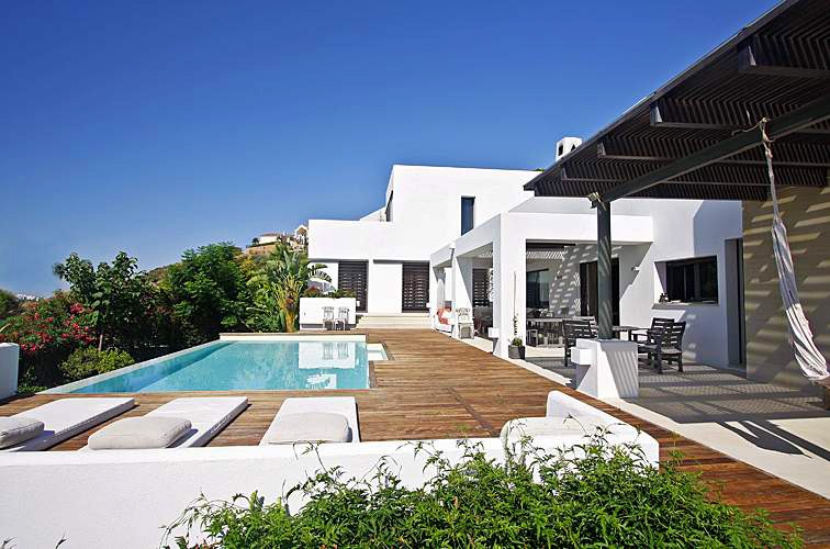 Villa de estilo moderno contemporáneo en venta en la zona de Marbella - Benahavis