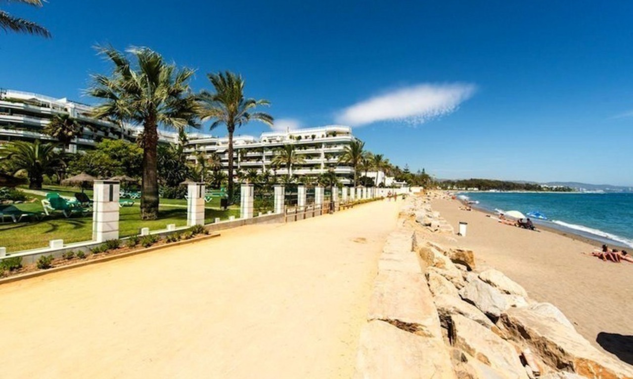 Apartamento frente a la playa en venta en la Milla de Oro en Marbella 12