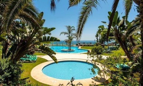 Apartamento frente a la playa en venta en la Milla de Oro en Marbella 