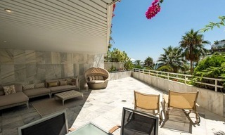 Apartamento frente a la playa en venta en la Milla de Oro en Marbella 2