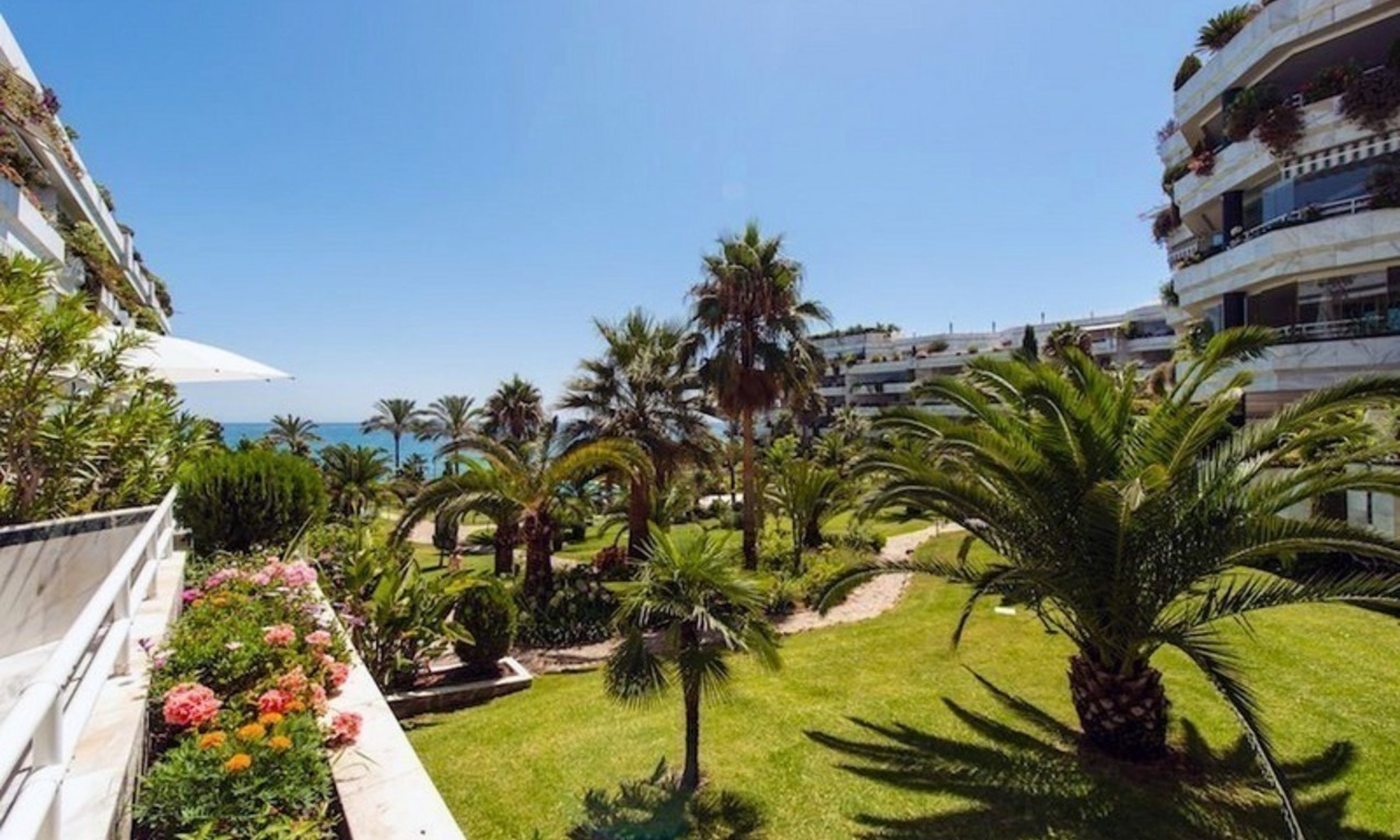 Apartamento frente a la playa en venta en la Milla de Oro en Marbella 1