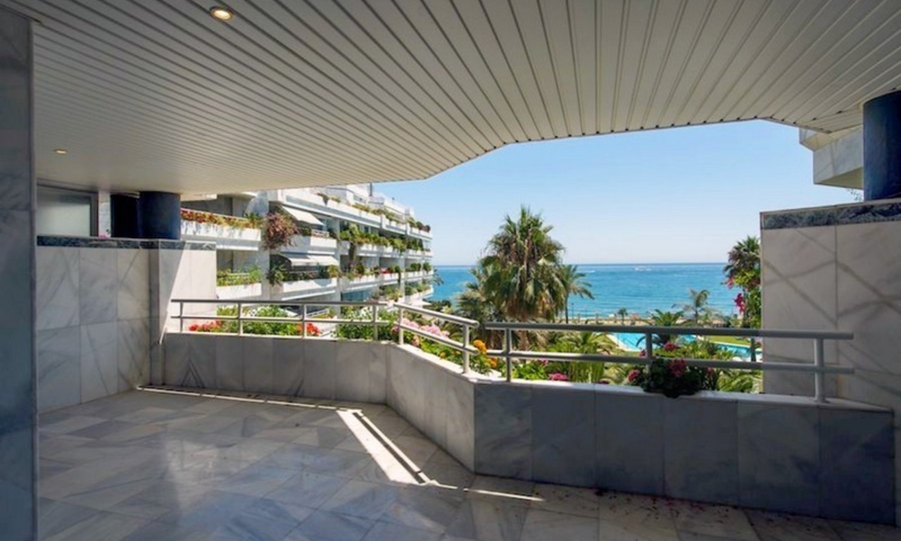 Apartamento en primera línea de playa en venta en la Milla de Oro en Marbella 3