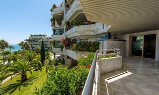 Apartamento en primera línea de playa en venta en la Milla de Oro en Marbella 2