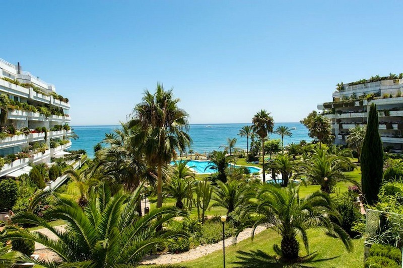 Apartamento en primera línea de playa en venta en la Milla de Oro en Marbella