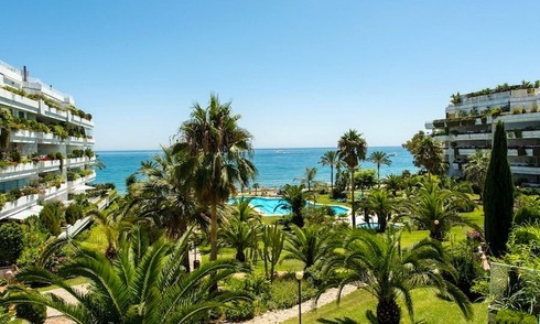 Apartamento en primera línea de playa en venta en la Milla de Oro en Marbella 