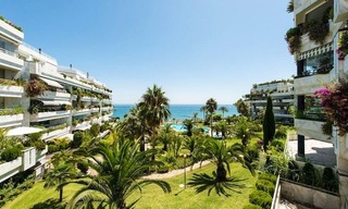 Apartamento en primera línea de playa en venta en la Milla de Oro en Marbella 1
