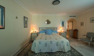 Apartamento en primera línea de playa en venta en la Milla de Oro de Marbella 8