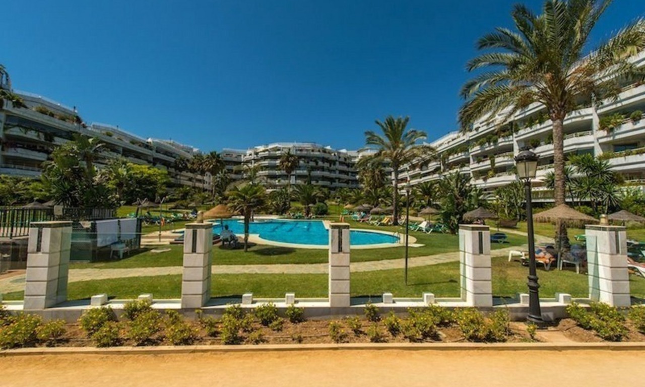 Apartamento en primera línea de playa en venta en la Milla de Oro de Marbella 1