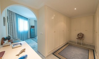 Apartamento en primera línea de playa en venta en la Milla de Oro de Marbella 10