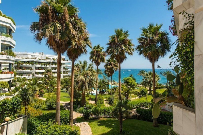 Apartamento en primera línea de playa en venta en la Milla de Oro de Marbella