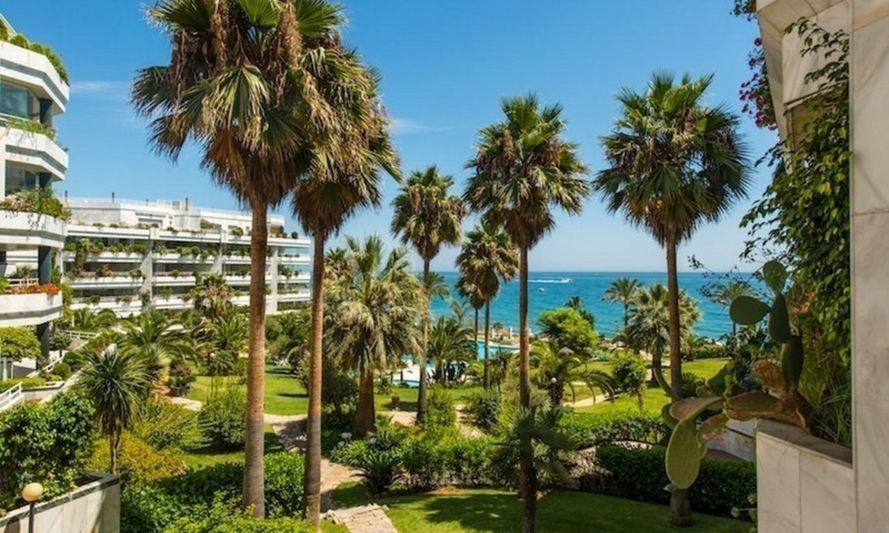 Apartamento en primera línea de playa en venta en la Milla de Oro de Marbella 0