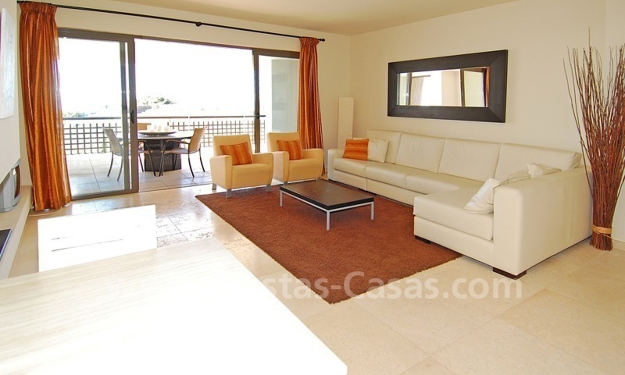 Apartamento de golf de estilo moderno a la venta en resort de golf de 5*, Benahavis - Estepona - Marbella 1