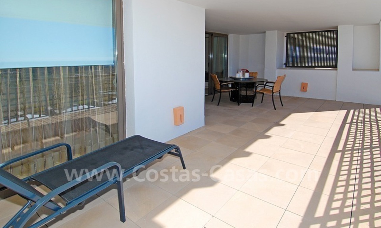 Apartamento de golf de estilo moderno a la venta en resort de golf de 5*, Benahavis - Estepona - Marbella 5
