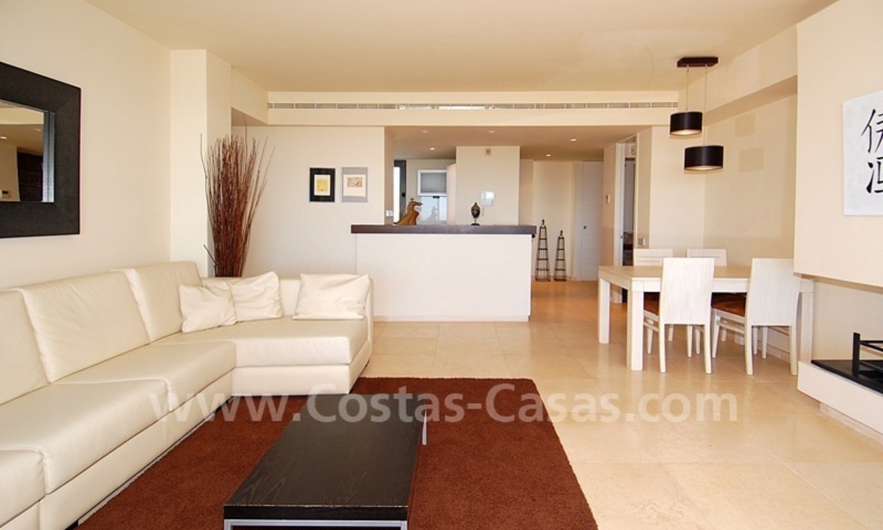Apartamento de golf de estilo moderno a la venta en resort de golf de 5*, Benahavis - Estepona - Marbella 2