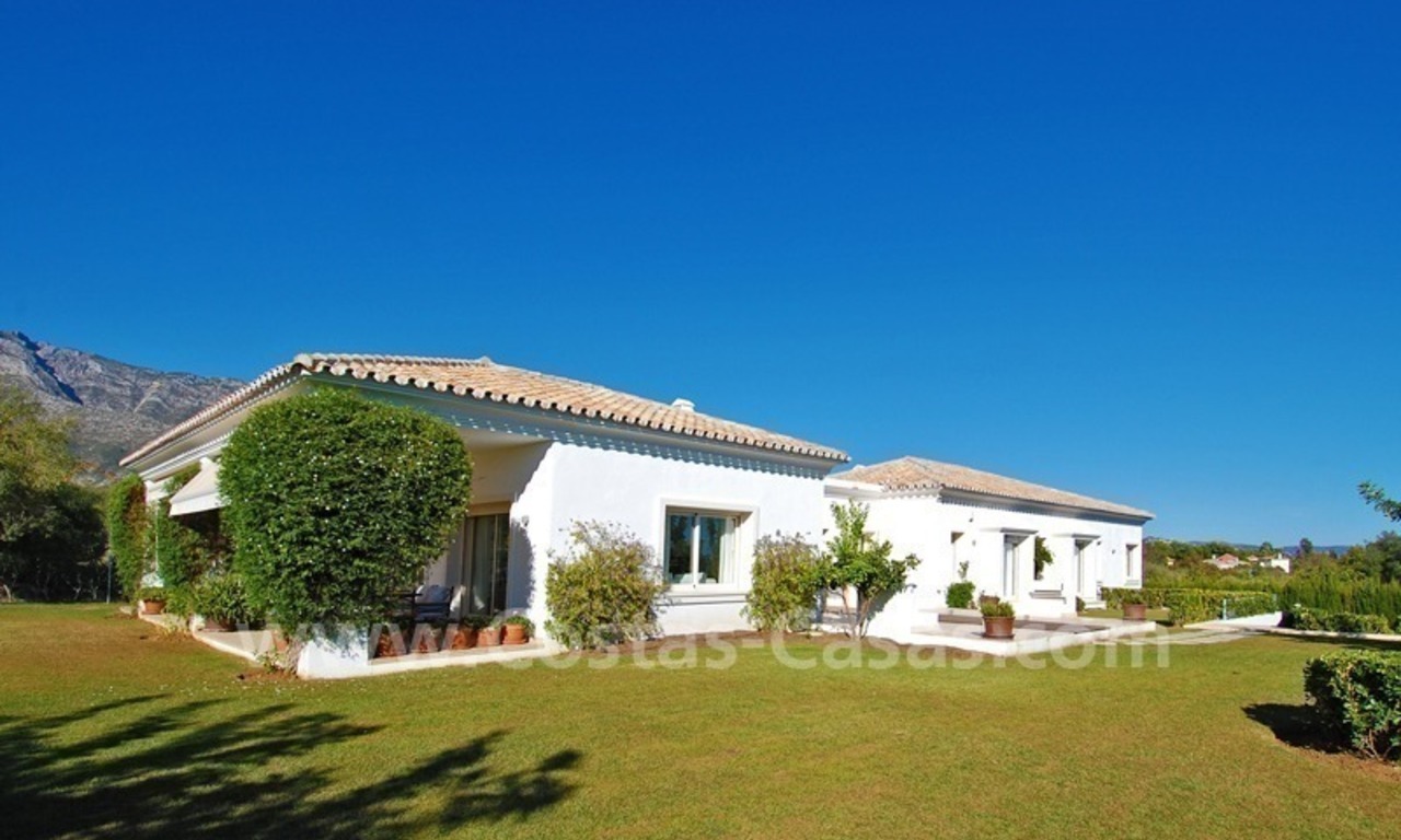 Villa de estilo moderno andaluz para comprar en la Milla de Oro en Marbella 0