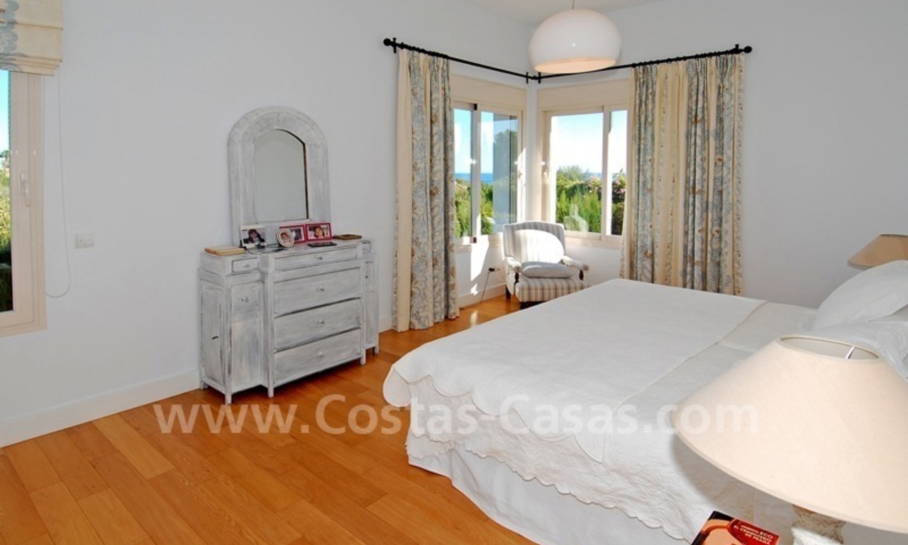 Villa de estilo moderno andaluz para comprar en la Milla de Oro en Marbella 14