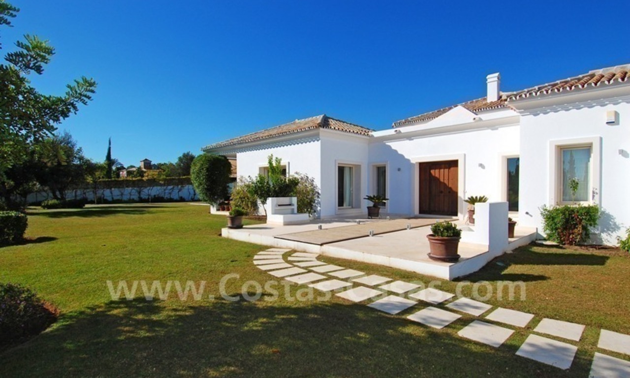 Villa de estilo moderno andaluz para comprar en la Milla de Oro en Marbella 5