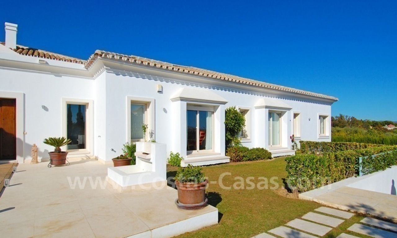 Villa de estilo moderno andaluz para comprar en la Milla de Oro en Marbella 6