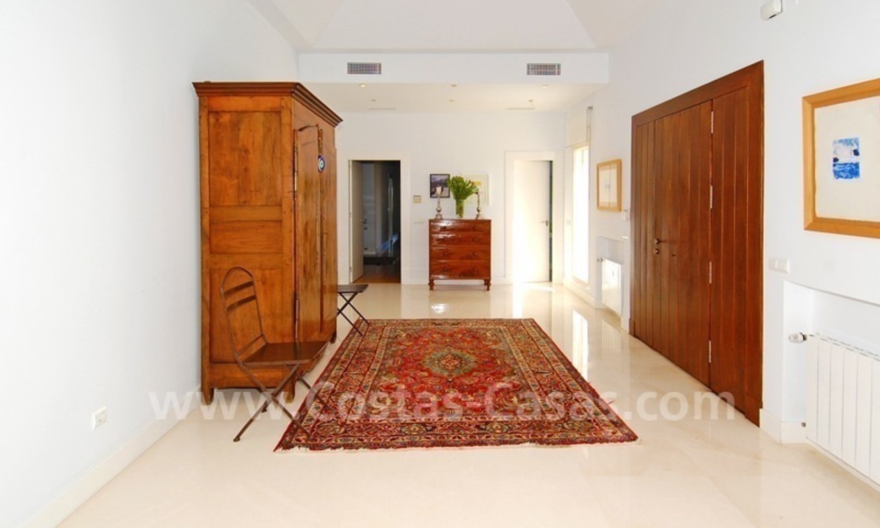 Villa de estilo moderno andaluz para comprar en la Milla de Oro en Marbella 9