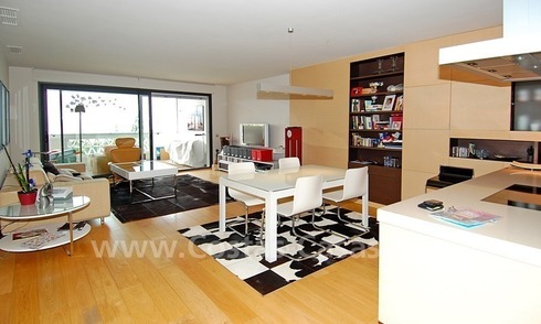 Apartamento de lujo único frontal al mar a la venta en Puerto Banus – Marbella 