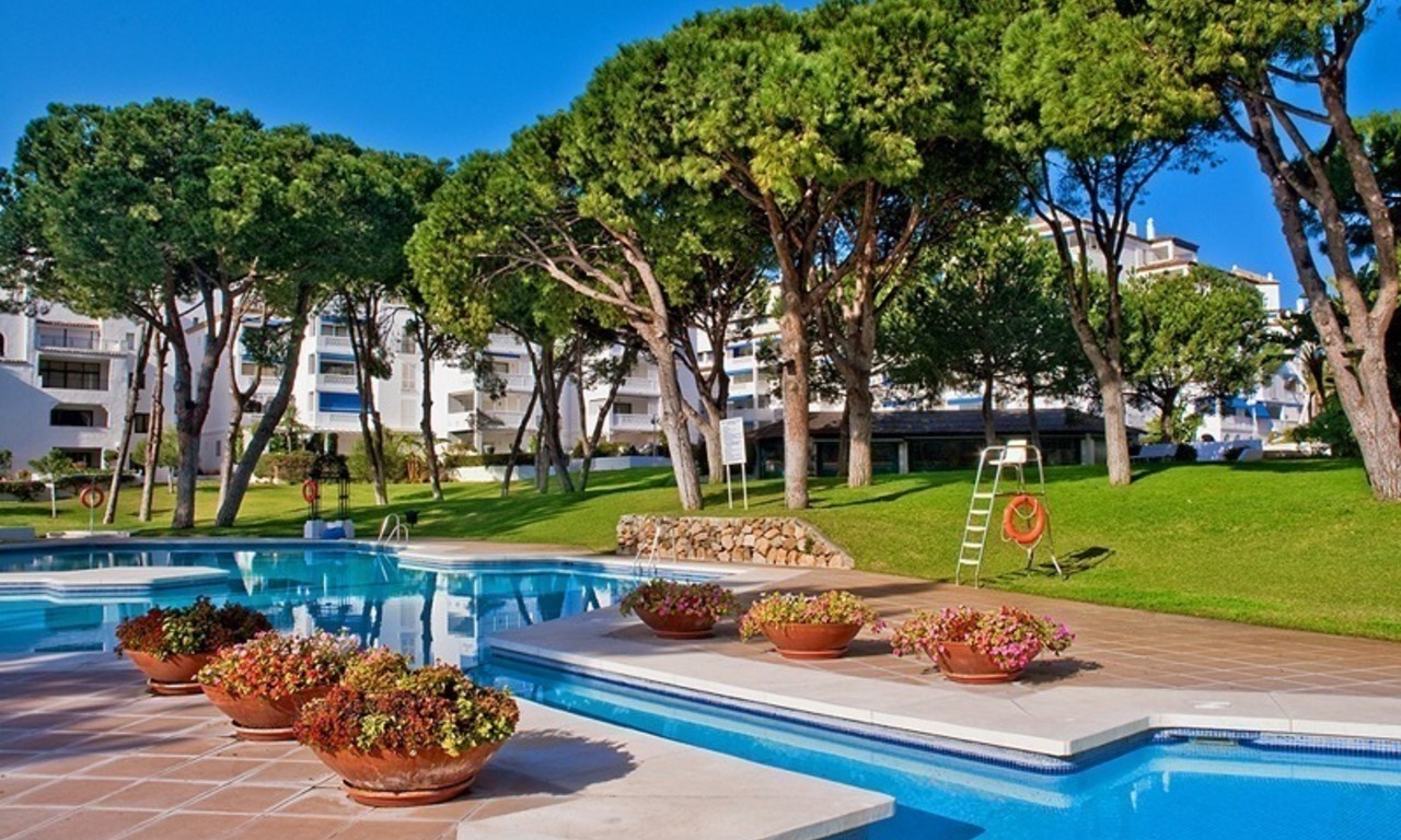 Apartamento de lujo único frontal al mar a la venta en Puerto Banus – Marbella 13