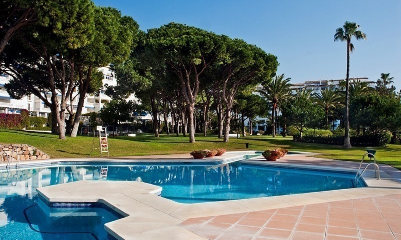 Apartamento de lujo único frontal al mar a la venta en Puerto Banus – Marbella 12