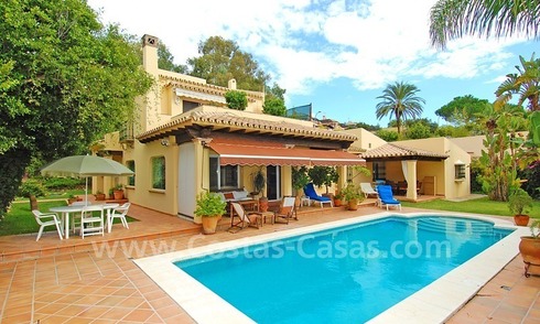 Acogedora villa cerca de la playa a la venta en Marbella este 