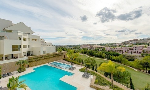 Ático de lujo y moderno, en frente de golf, en venta, resort de golf de 5*, Benahavis - Estepona - Marbella 