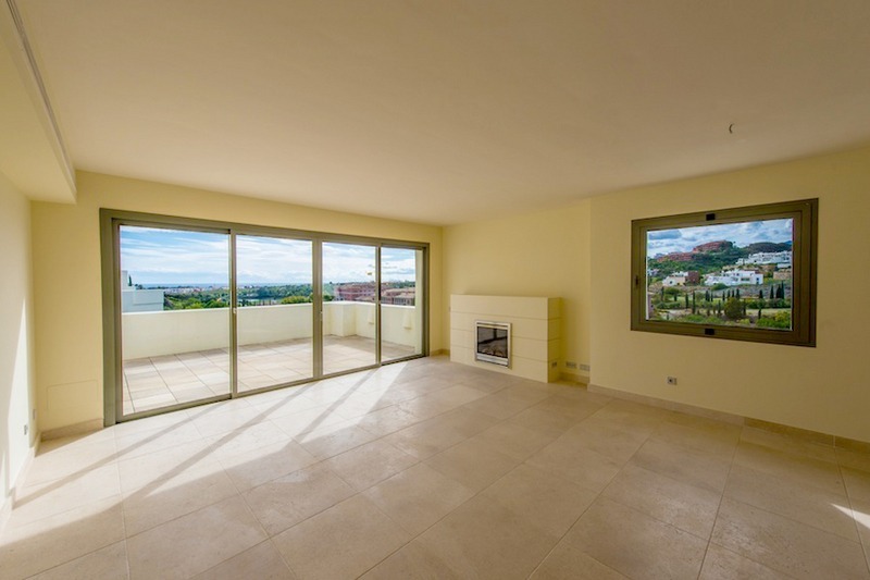 Apartamento de lujo y moderno situado en primera línea de golf a la venta en resort de golf de 5*, Marbella - Benahavis - Estepona