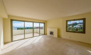 Apartamento de lujo y moderno situado en primera línea de golf a la venta en resort de golf de 5*, Marbella - Benahavis - Estepona 0