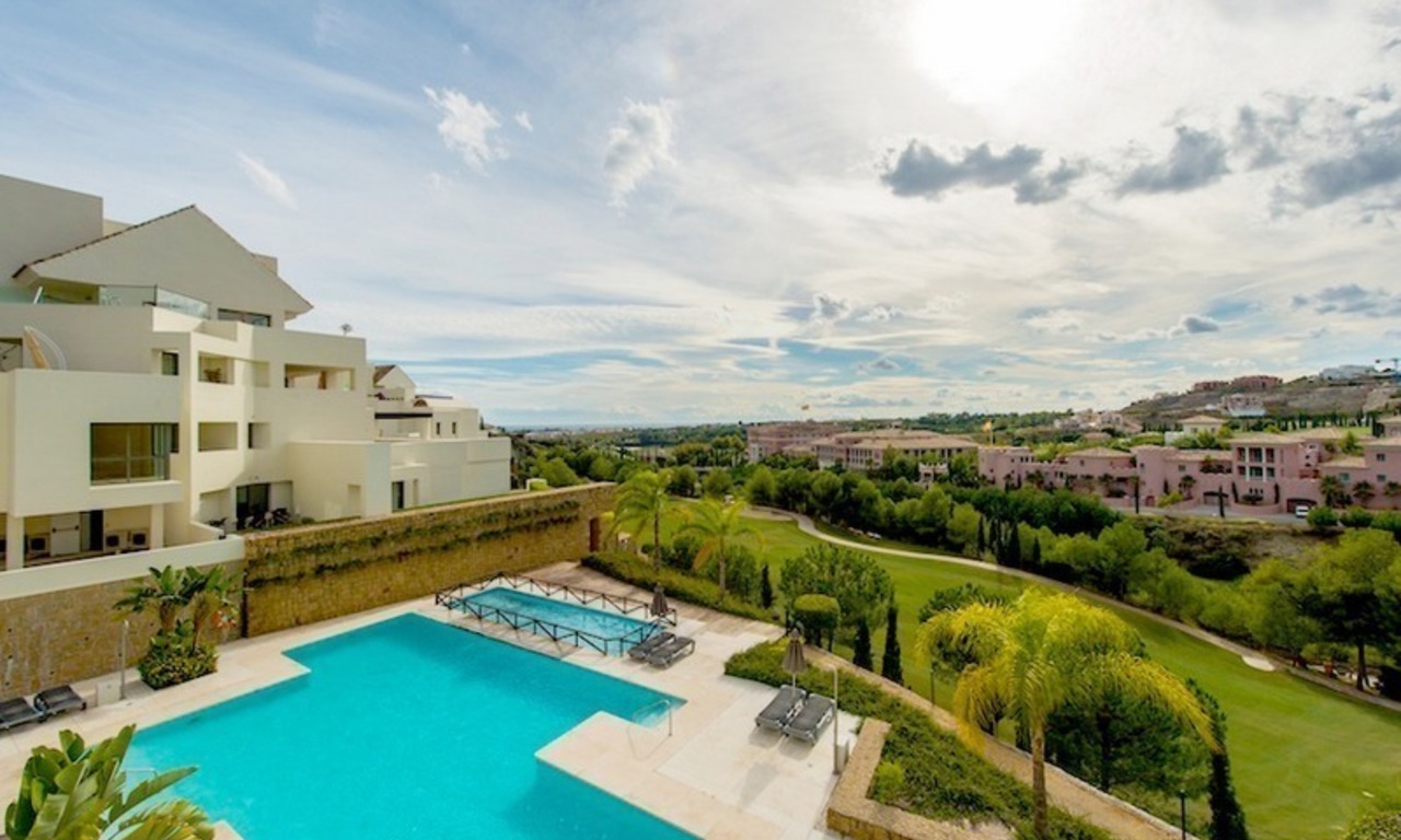 Apartamento de lujo y moderno situado en primera línea de golf a la venta en resort de golf de 5*, Marbella - Benahavis - Estepona 9
