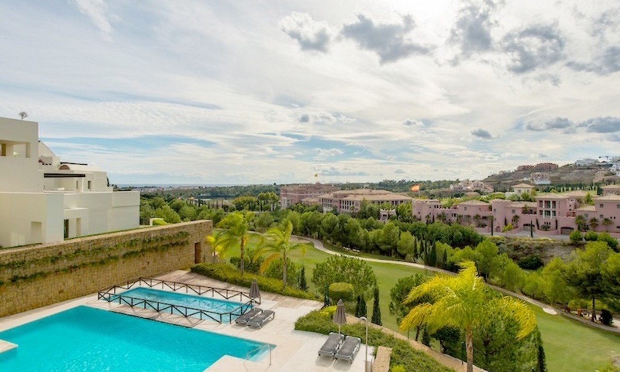 Apartamento de lujo y moderno situado en primera línea de golf a la venta en resort de golf de 5*, Marbella - Benahavis - Estepona 11