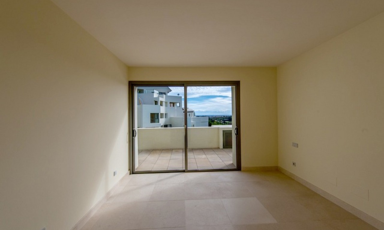 Apartamento de lujo y moderno situado en primera línea de golf a la venta en resort de golf de 5*, Marbella - Benahavis - Estepona 3